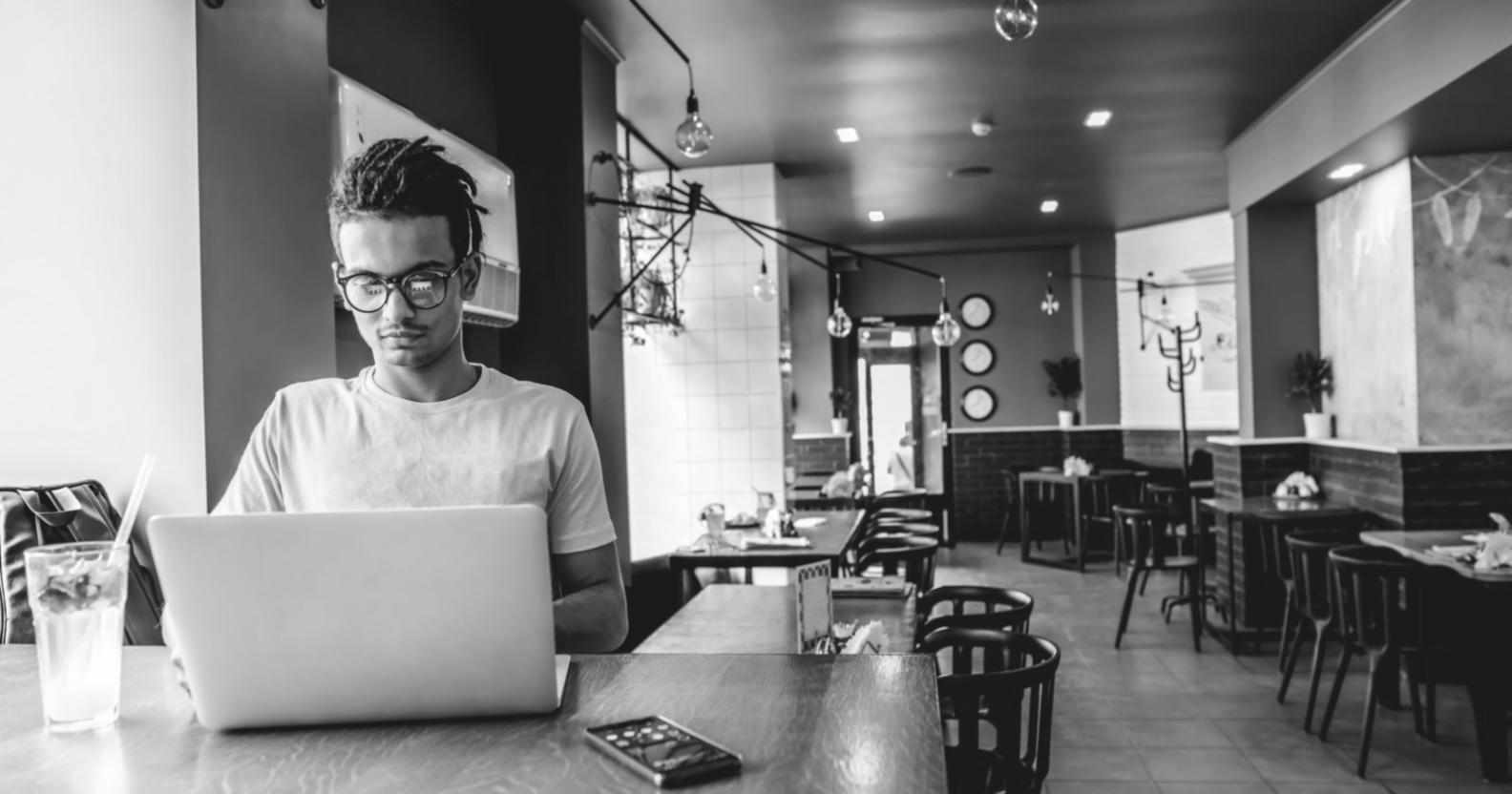 Студенти під час практичної роботи над логотипами для реальних проектів